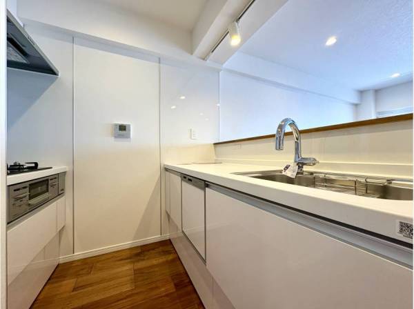 清潔感のあるホワイトカラーのキッチン