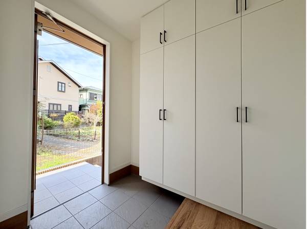 玄関収納は大容量です