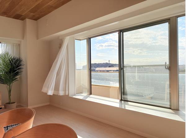 窓辺で江の島を感じながら読書などいかがでしょうか？