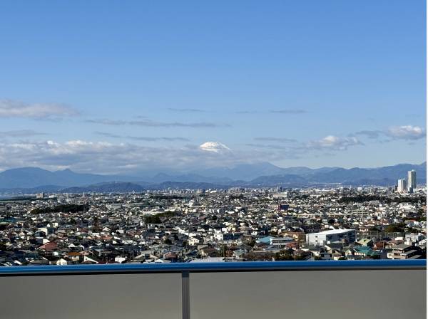 LDKやバルコニーから望める富士山。
窓枠が切り取る、日本の絶景。