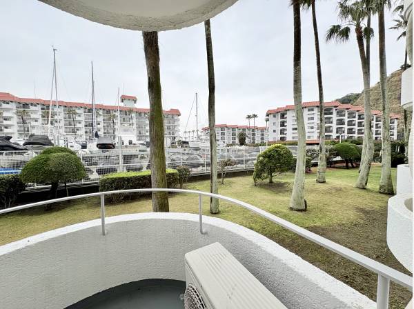 周りを気にせずまったりと寛げるバルコニーです