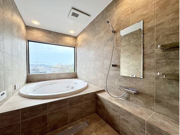 腰越の街並みを望みながらジャグジーで癒しのバスタイムを体感できます