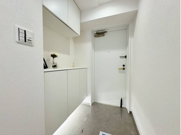 白を基調とした玄関収納