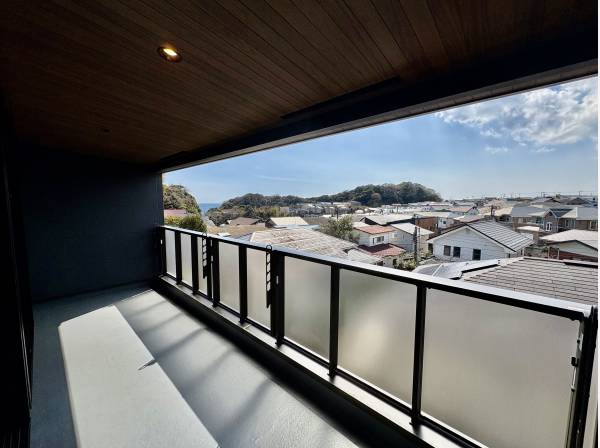 屋根がある大型のバルコニーの眺望もいいですよ！