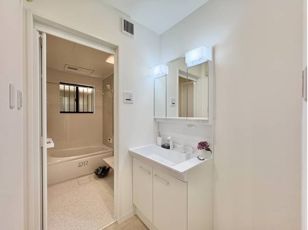 毎日使う場所だから、機能的で使いやすさに配慮したパウダールーム。