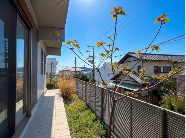 テラスとお庭からも江の島を望みます