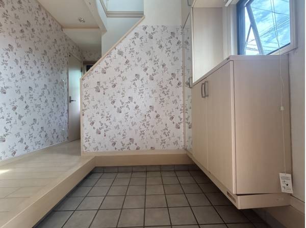 エントランスは可愛らしいお花のクロスがお出迎え