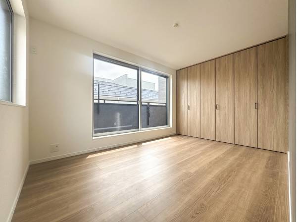 南バルコニーが寄り添う明るいメインベッドルーム