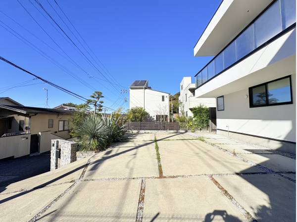 カースペースも3～4台分しっかりございます。