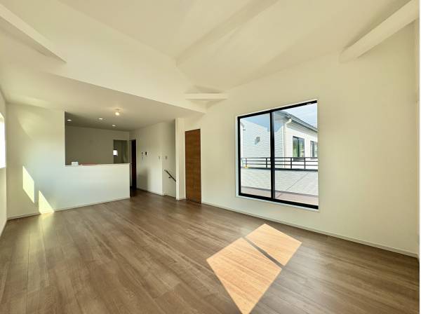 LDKの窓からは、バルコニーに出られます。