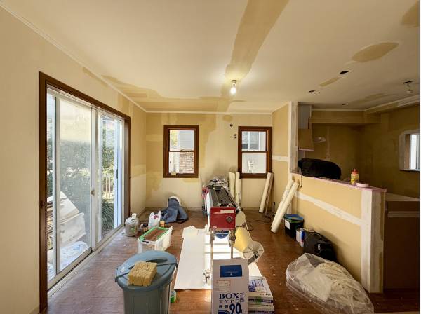 窓から光がよく入るダイニング