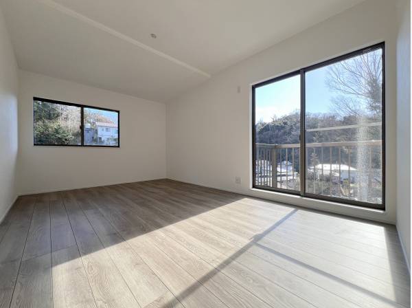 心地よい採光がお部屋の奥まで広がるベッドルーム