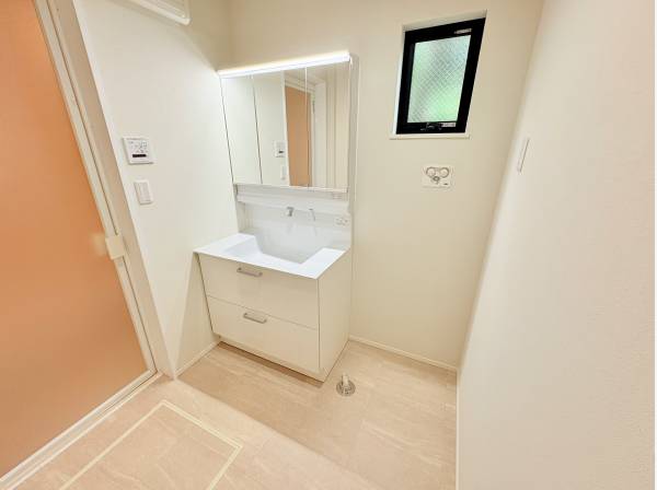 収納力のある三面鏡！白を基調とした清潔感あふれる明るい洗面室