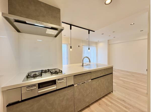 対面キッチンはリビングを見渡すことができます