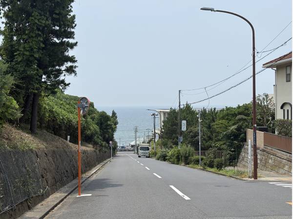 近くには海が見える素敵な道路があります！