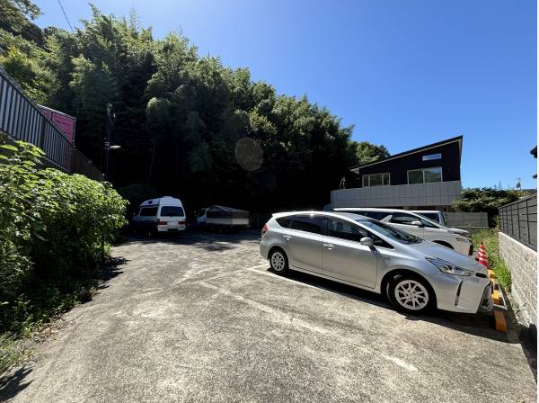 現況駐車場。カースペース６台分の建築プランもご用意しております