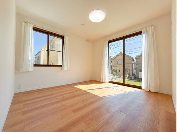 お庭を行き来できる陽だまりの洋室