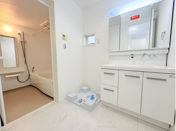 1階には洗面室、洋室2部屋ございます。