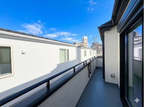 青空が広がるバルコニー