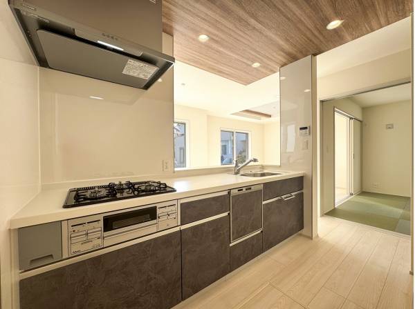 板張り天井で空間を視覚的に仕切られた洗練感溢れるキッチンコーナー