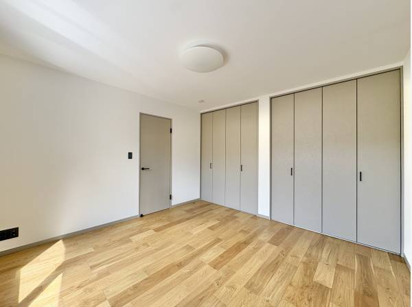 室内は飽きのこないシンプルモダンな仕上げ