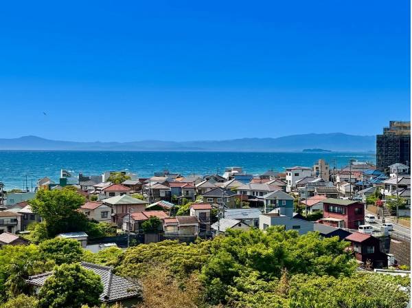プールから海が一望できます！天気によっては江の島や富士山も見えますよ！