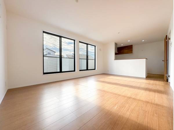 南側にワイドバルコニーを配した陽当たりの良いLDK　