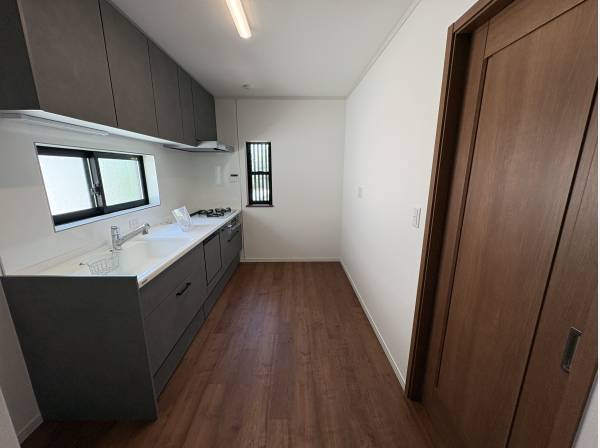 キッチンはリビングと部屋が別れております。
