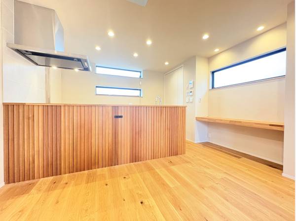 木目を統一することで一体感のあるリビングに