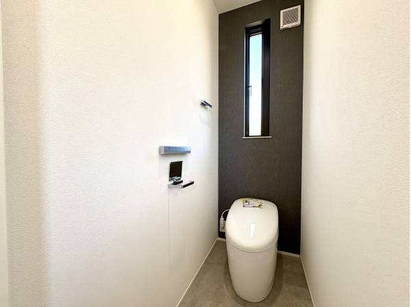 すっきりとしたタンクレストイレ