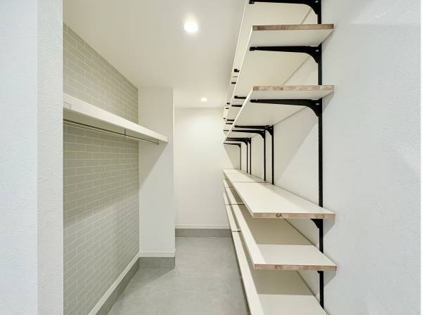 収納性のある玄関棚