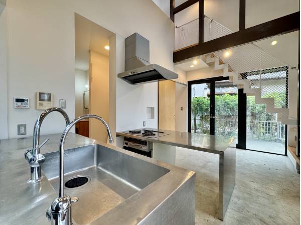 無機と有機が重なる、湘南の邸