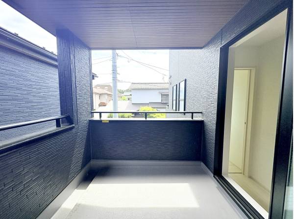 屋根付きで雨の日も安心！開放的な広々インナーバルコニー