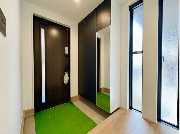 陽が入り込む、明るい玄関ホール！