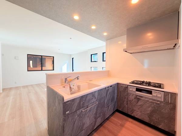 キッチンはL字型でとても広々！スタイリッシュなクロスも素敵！