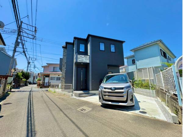 スタイリッシュな外観と開放感のある角地が、街並みに映える一邸です。