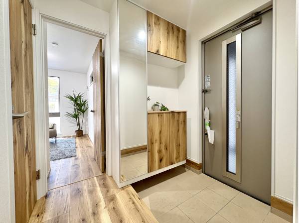 玄関もゆったりで収納と鏡を完備