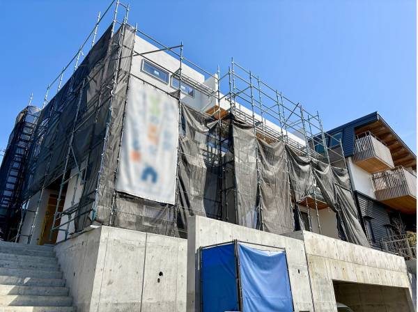 雨風や塩害から愛車を守る地下ガレージ（車種により並列2台駐車可）