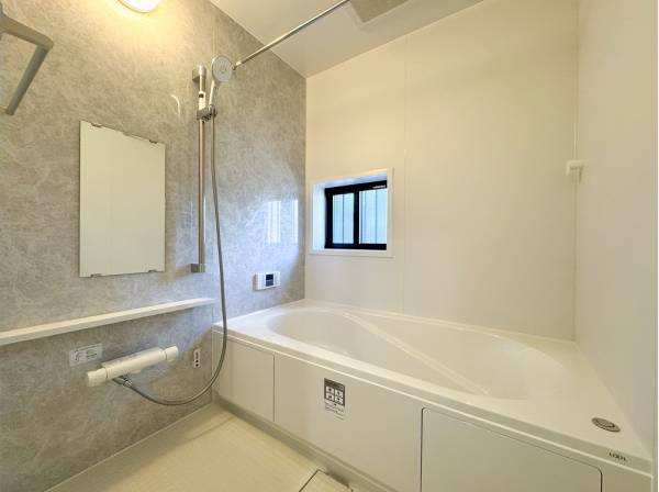 足を伸ばしてゆったりくつろげるバスルーム