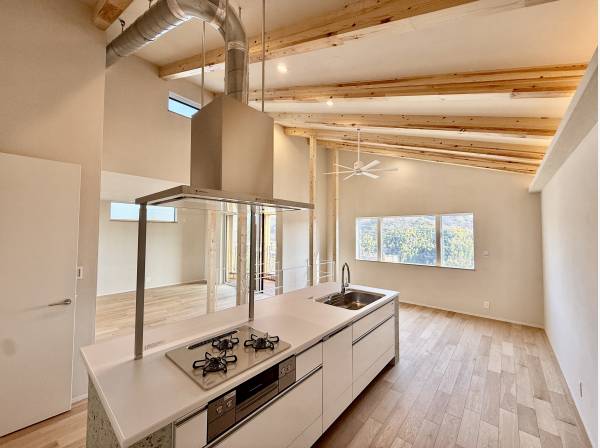 勾配天井で開放的なリビングルーム