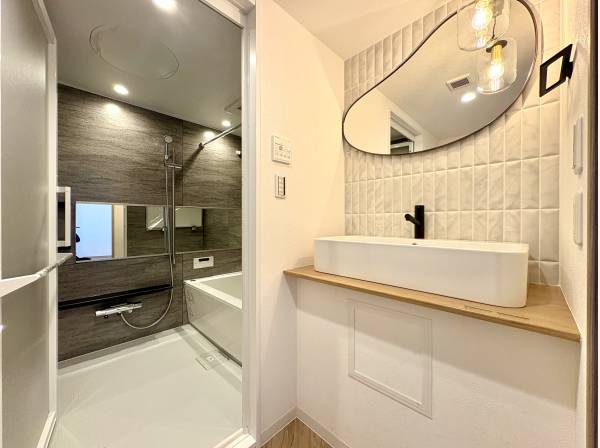 造作の洗面化粧台、ホテルライクな空間設計