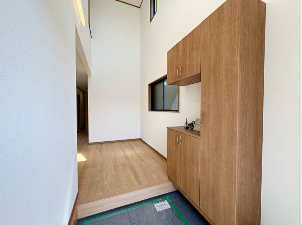 上部が吹き抜け仕様の玄関ホール！