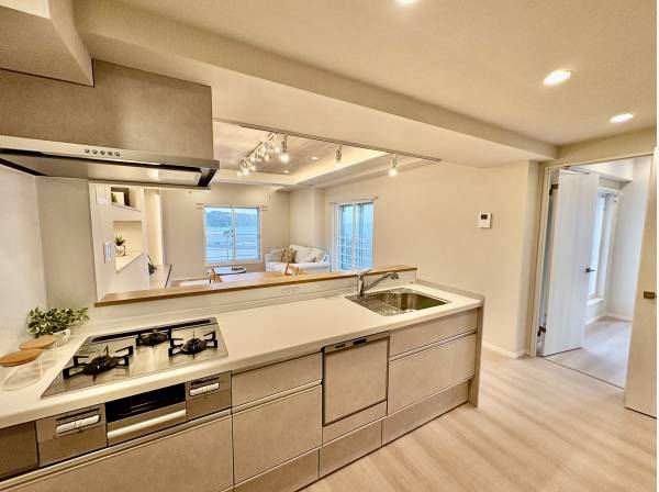 キッチンで料理しながら海が見えますよ！