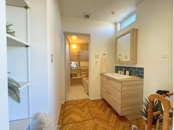 造作洗面台があるパウダールームとバスルーム。