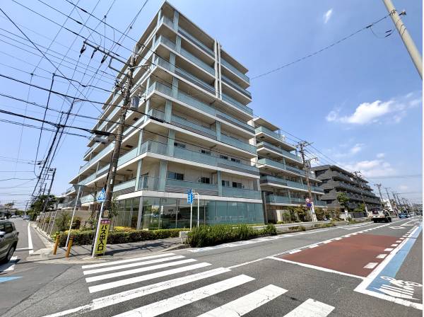 湘南の街並みに映える洗練された外観
開放感と上質感を纏うレジデンス
