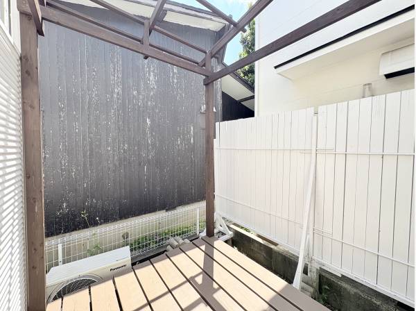 休日は、ウッドデッキのある中庭で日光浴も満喫できます。