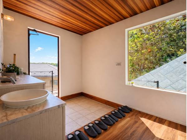 光と木の温もりに迎えられる、開放的なエントランス。