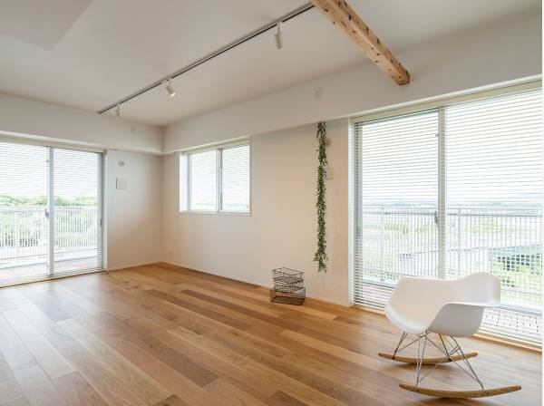 ぐるりとバルコニーに囲まれた開放的なリビング