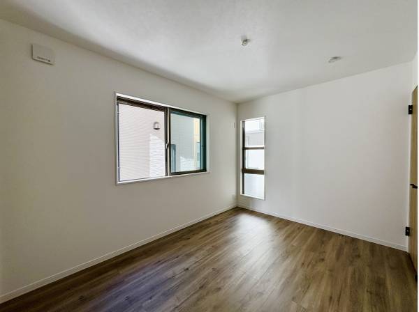 6帖の洋室が全3室ございます