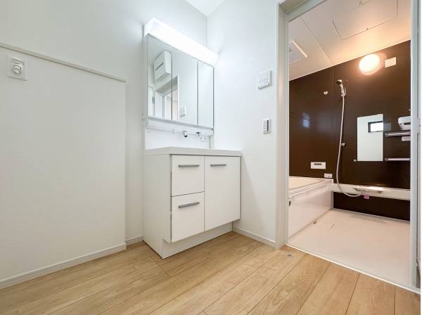 サニタリーはキッチンのすぐ横にあり家事同線◎
